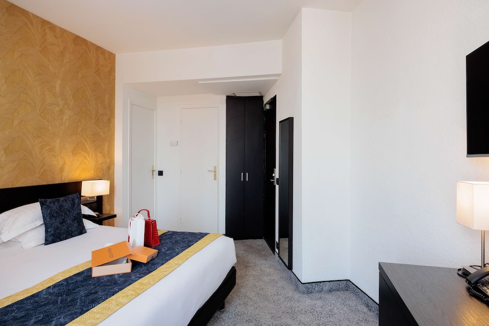 Superior Room, 1 King Bed, Non Smoking (Twin bed on request) - Photo 10
