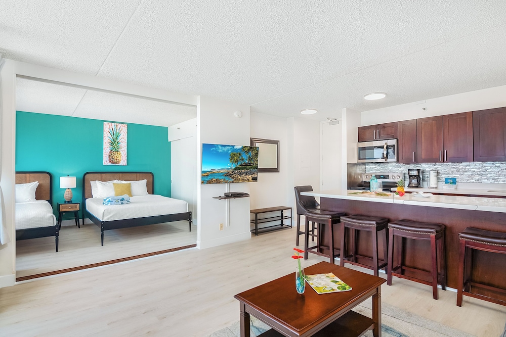 High Floor Ocean View Condo w/ 2 Beds and Parking: Family Suite, 1 Bedroom, Air conditioning, Ocean View (0091) photo