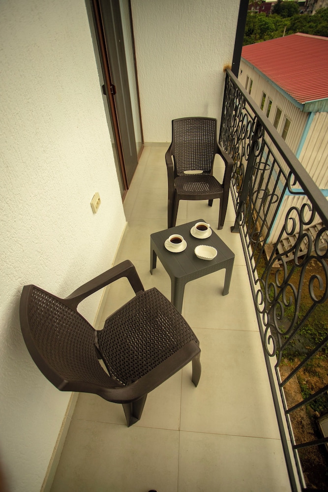 Room, Balcony