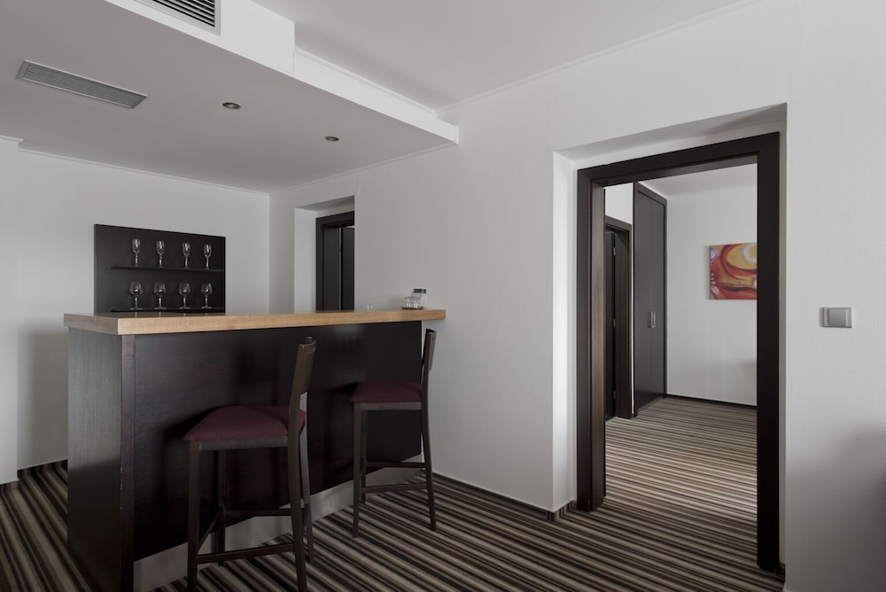 Business Suite - Photo 2