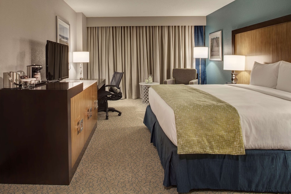 Studio Suite, 1 King , Accessible, Roll in Shower