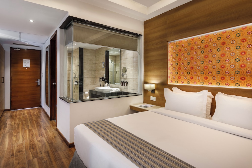 Executive Room with Balcony - Photo 5