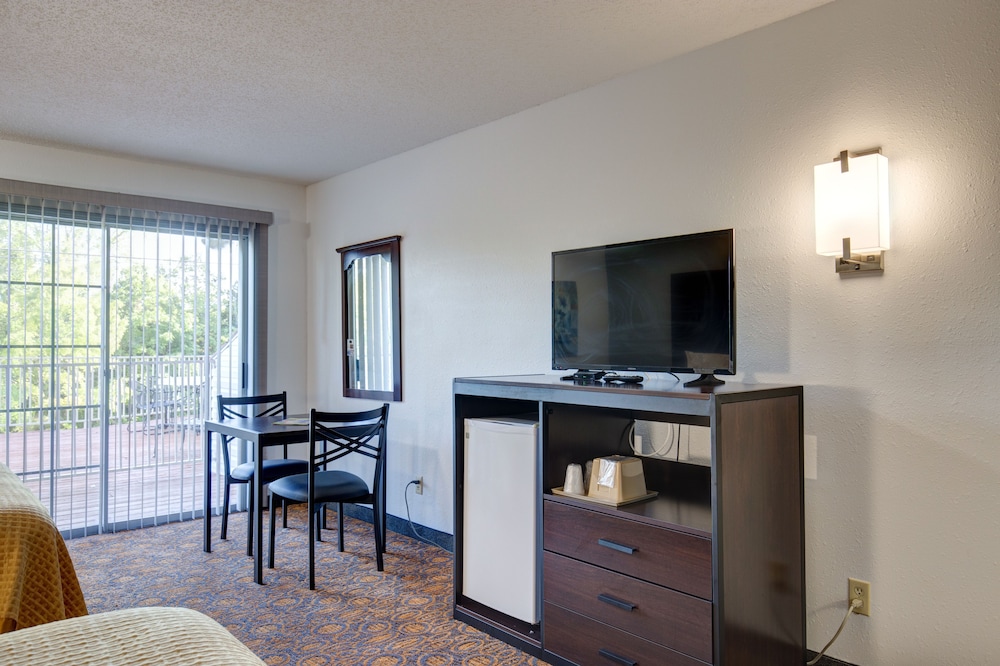 Superior Room, 2 Queen Beds, Non Smoking, Patio (Interior Corridor) - Photo 2