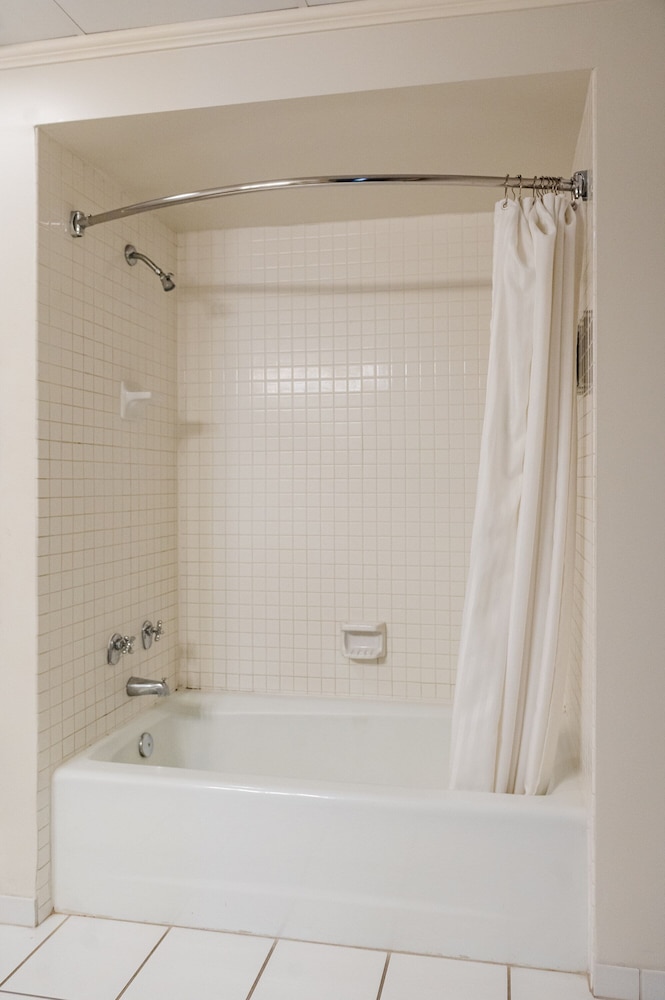 Double Queen Room (24/7 Front Desk) - Photo 10