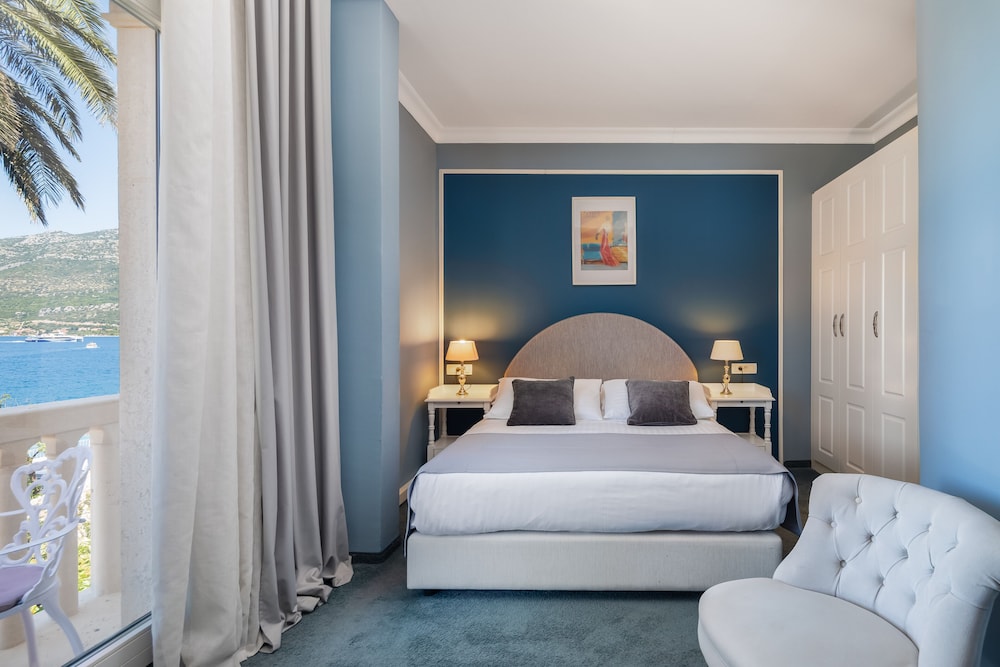 Luxury suite with sea view balcony photo 2