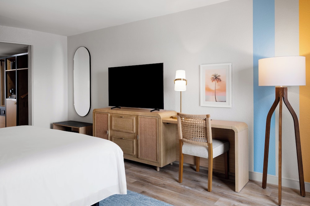 Standard Room, 1 King Bed, Oceanfront - Photo 2