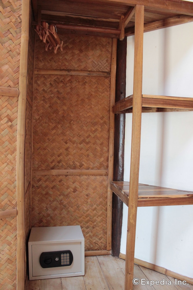 Beachfront Cottage with Aircon photo 2
