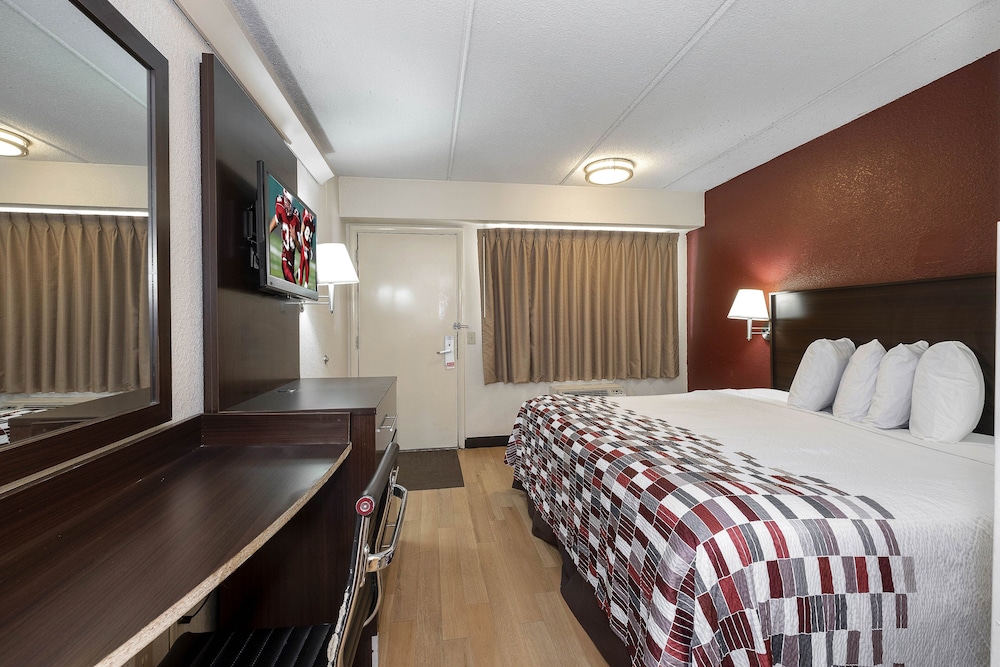 Standard Room, 1 King Bed, Smoking - Photo 2