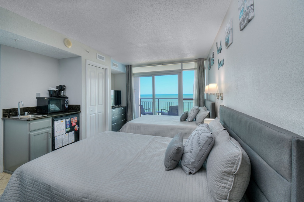 Studio, 2 Queen Beds, Balcony, Oceanfront (604B)