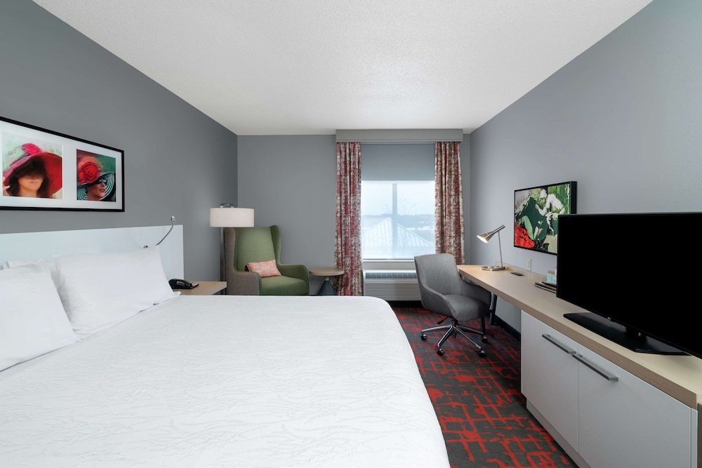 Premium Room, 1 King Bed, Accessible, Bathtub (Hearing) - Photo 1