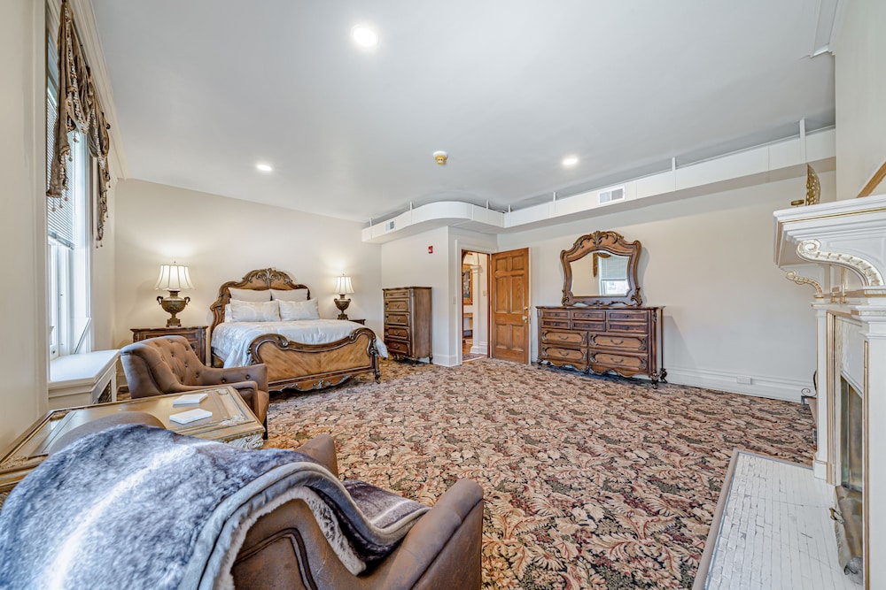 Luxury Suite, 1 Queen Bed, Non Smoking, Club Lounge Access photo 1