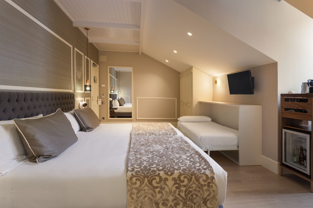 Triple Room (2 adults + 1 children) photo 3