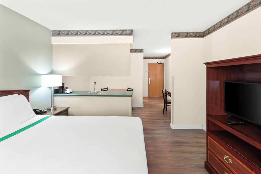 Traditional Suite, 1 King Bed (with Wet Bar) - Photo 3