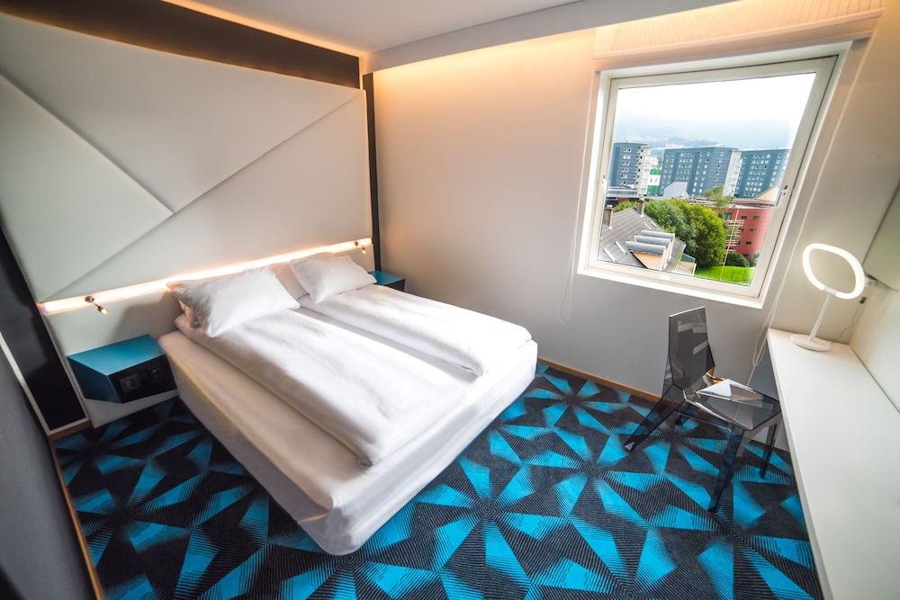 Signature Double Room, 1 Queen Bed photo 3