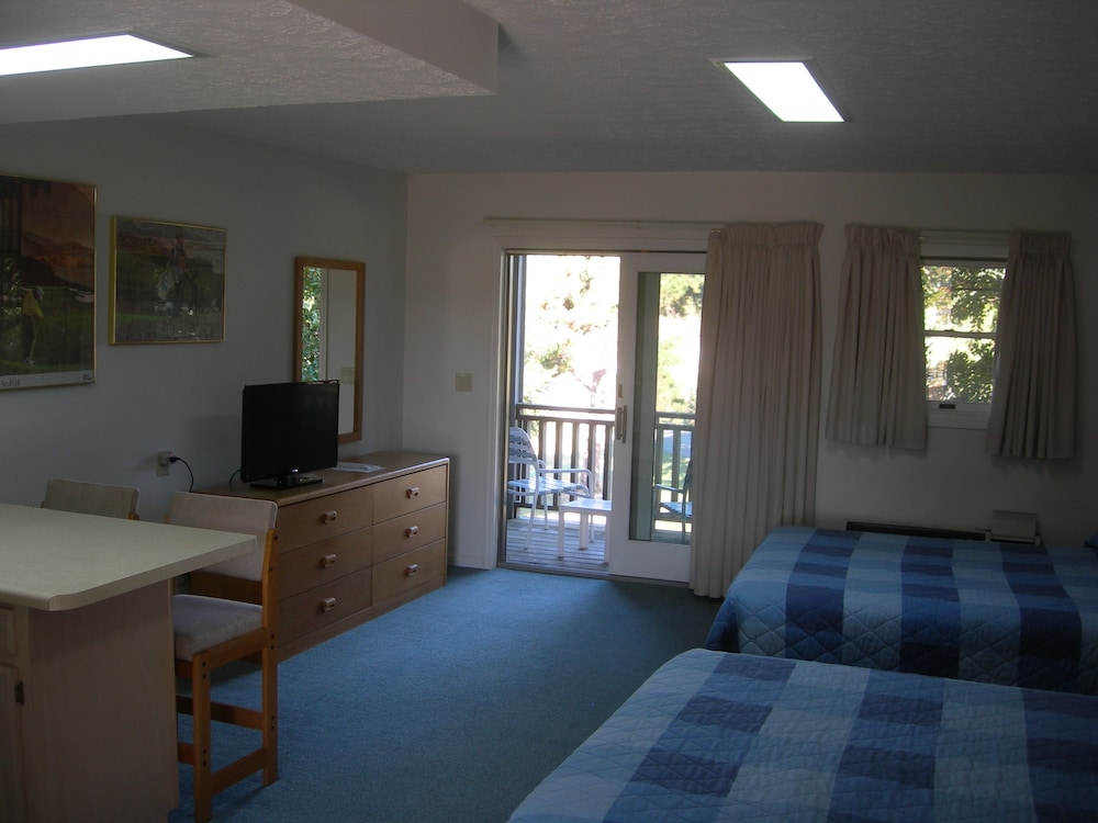 Standard Room, 2 Queen Beds photo 2