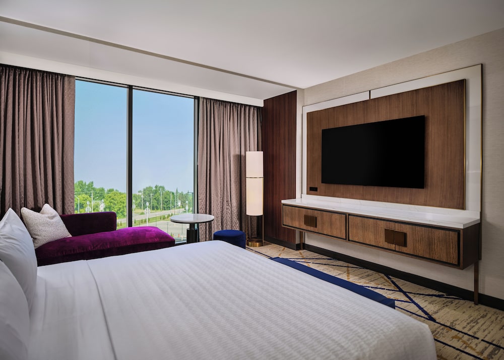 Suite, 1 King Bed, Roll-in Shower photo 2