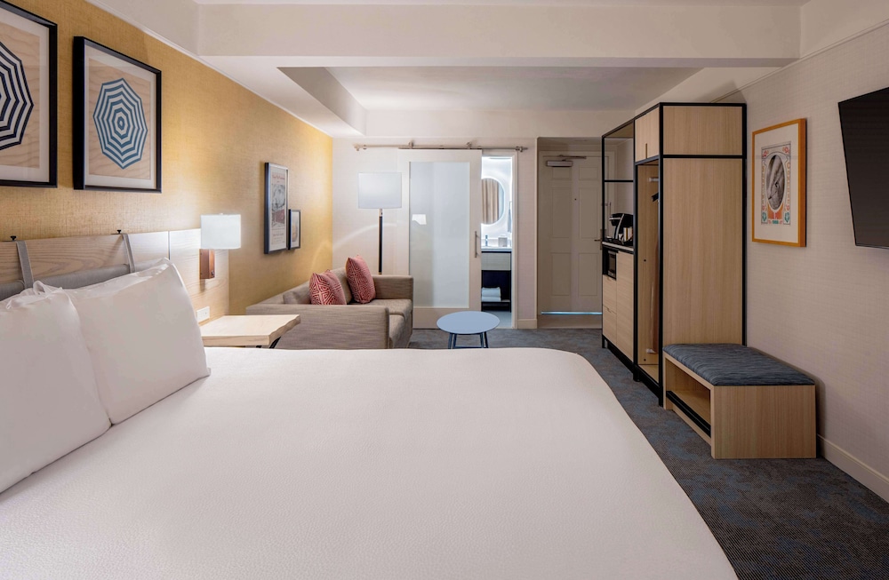 Room, 1 King Bed, Balcony (Hearing) - Photo 1