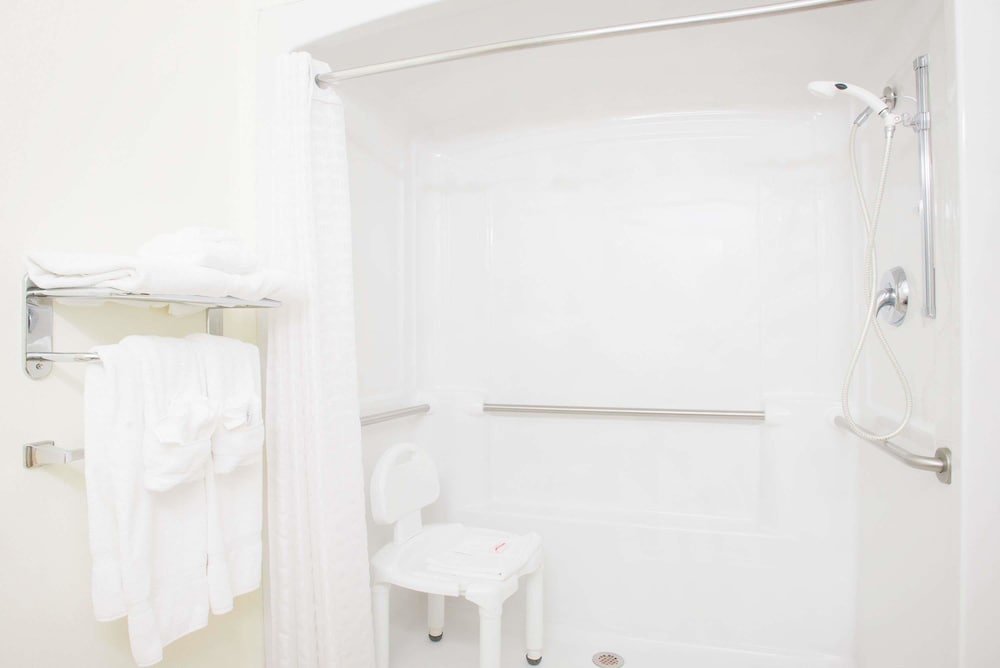 Room, 1 Queen Bed, Accessible, Non Smoking (Bathtub) - Photo 5