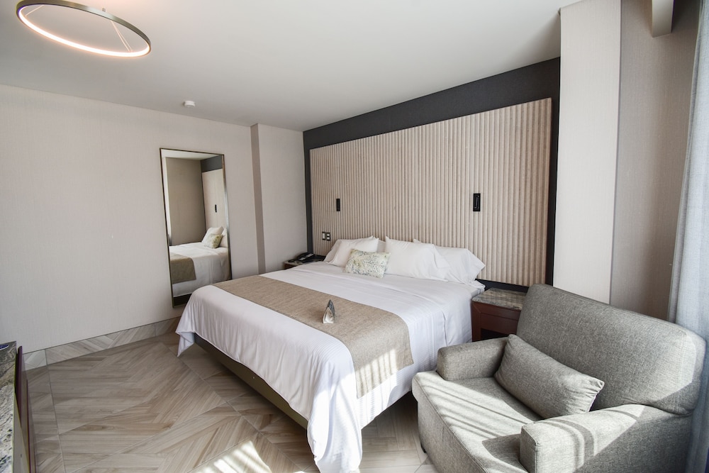 Executive Room, 1 King Bed - Photo 1