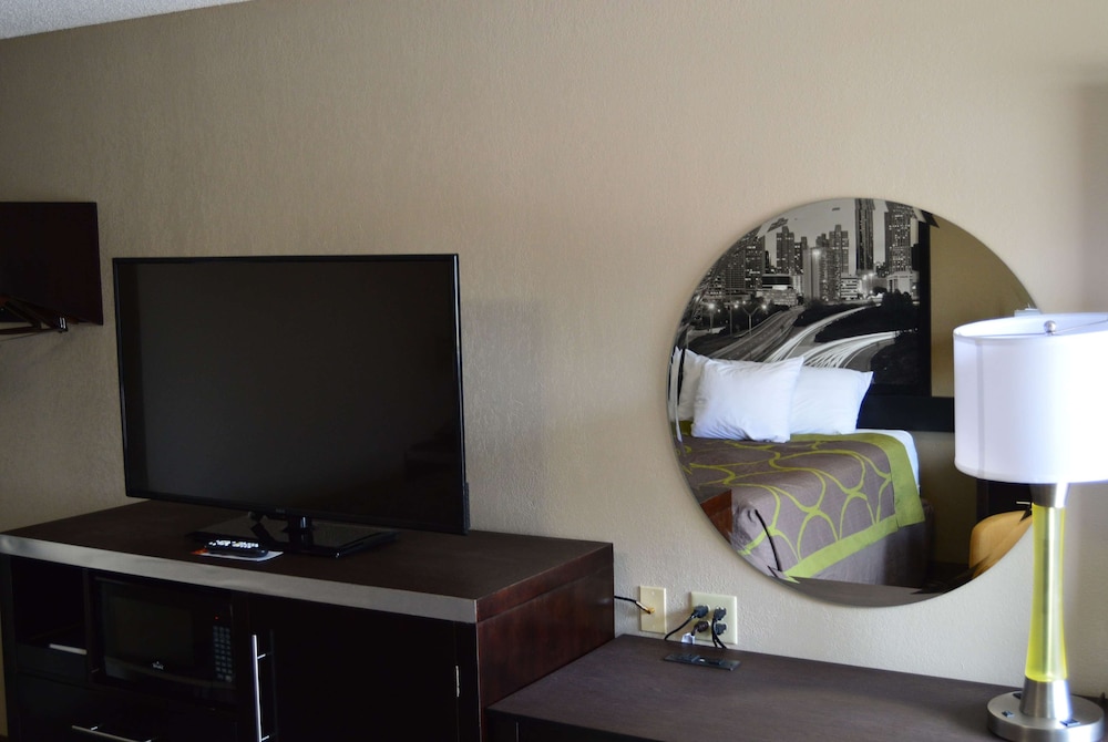Standard Room, 1 Queen Bed, Smoking - Photo 7