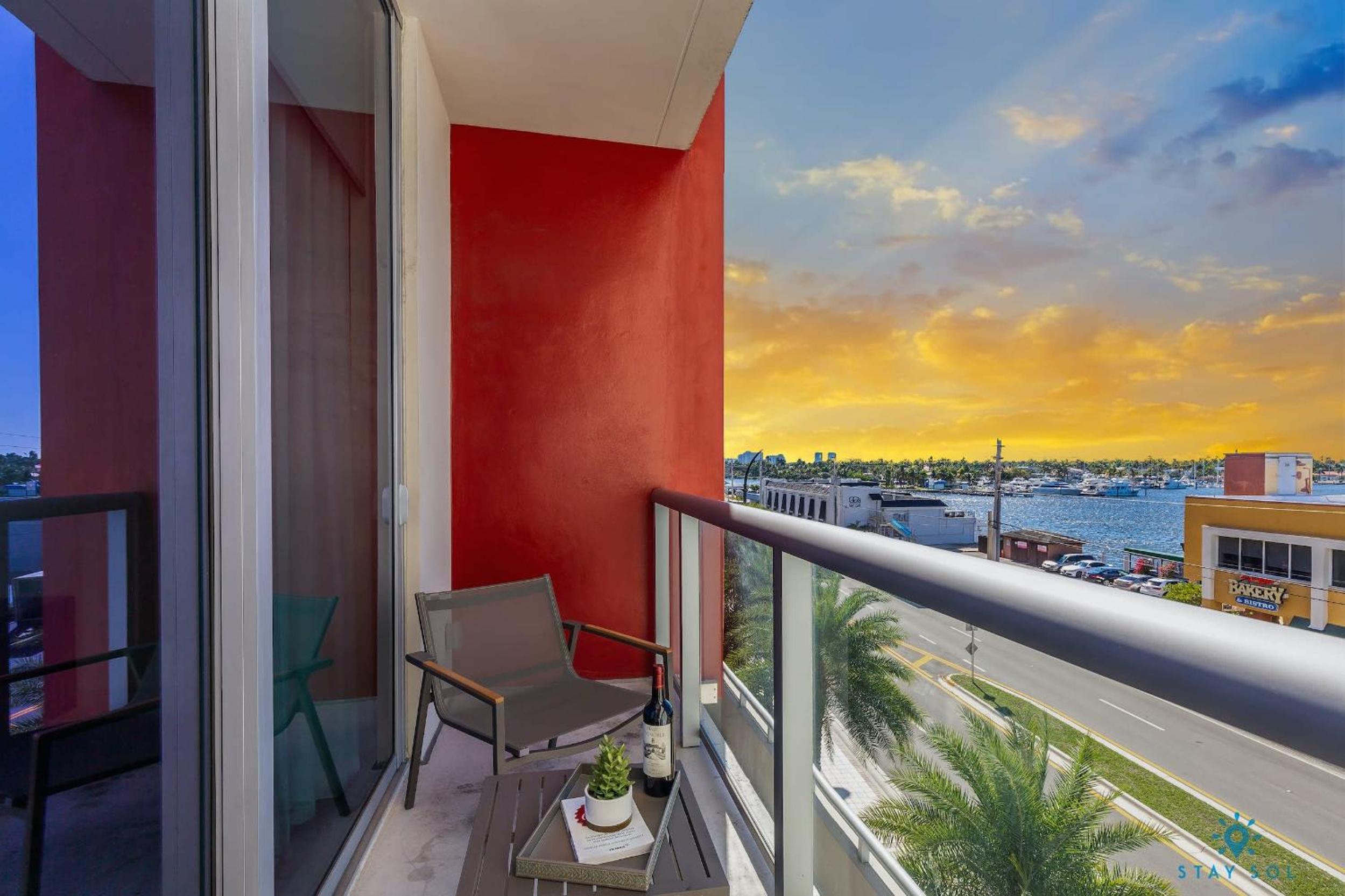 Studio Balcony Bay View