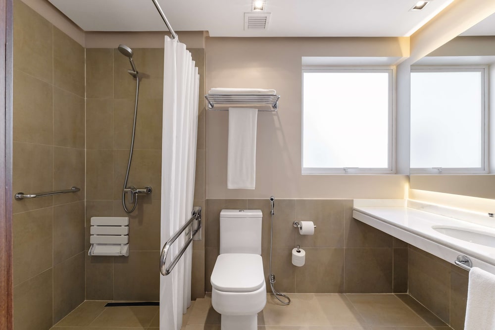 Room, 1 King Bed, Accessible (Mobility & Hearing, Roll-in Shower) photo 2