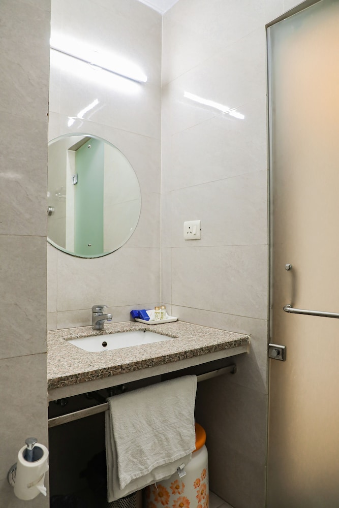 Deluxe Room, 1 Queen Bed, City View - Photo 5