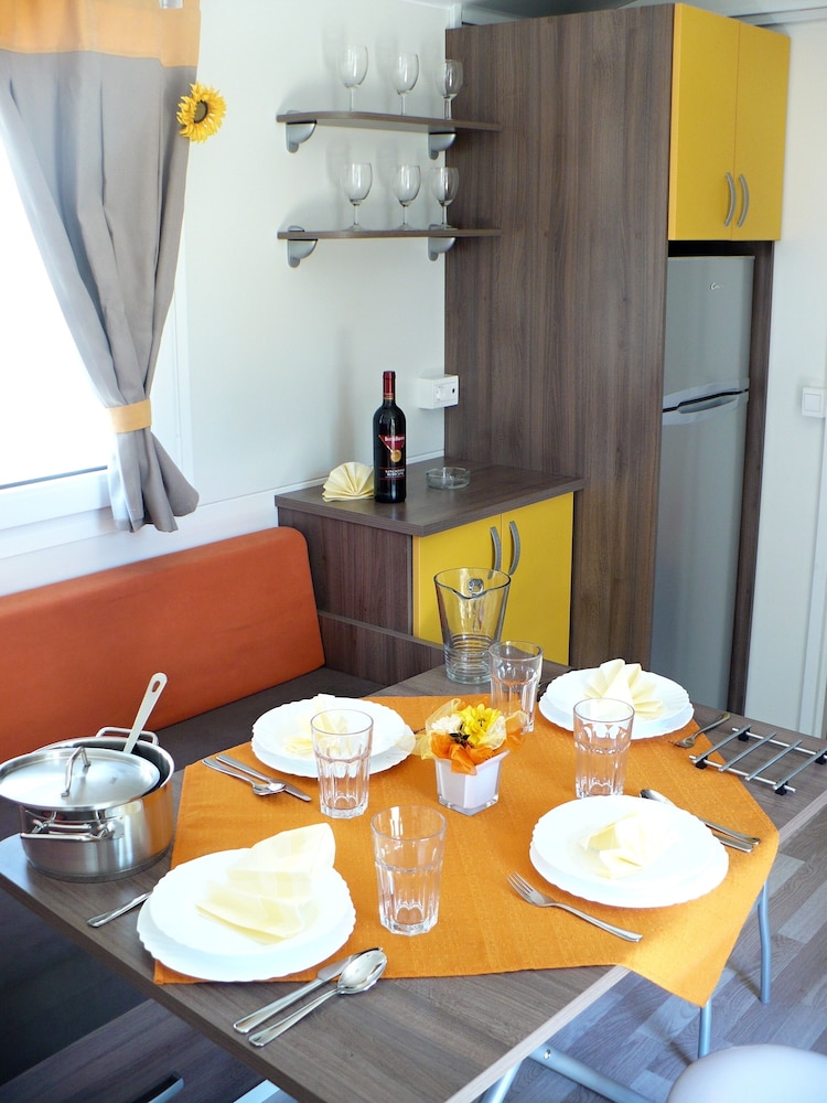 Mobile Home, 2 Bedrooms photo 3