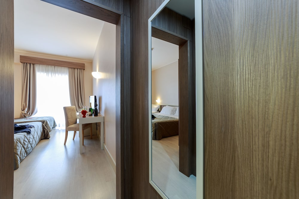 Comfort Triple Room, Balcony - Photo 2