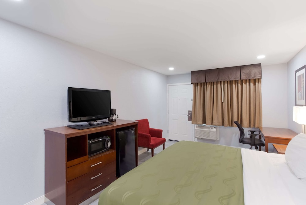 Standard Room, 1 King Bed, Non Smoking - Photo 3
