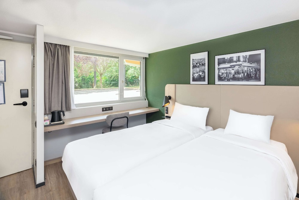 Standard Room, 2 Twin Beds - Photo 1