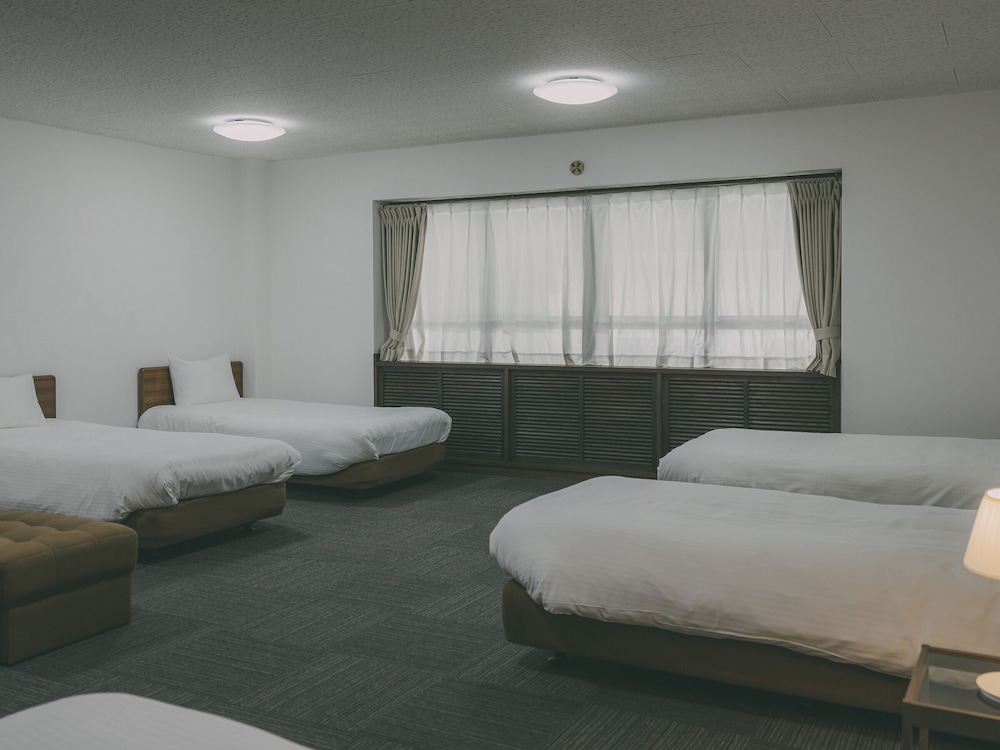 Western Room with 5 single beds - Toilet only, Non Smoking photo 2