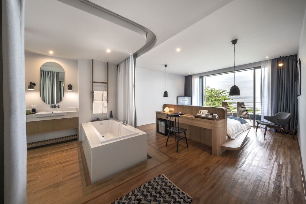 Deluxe Room, Sea View (Non - Smoking)