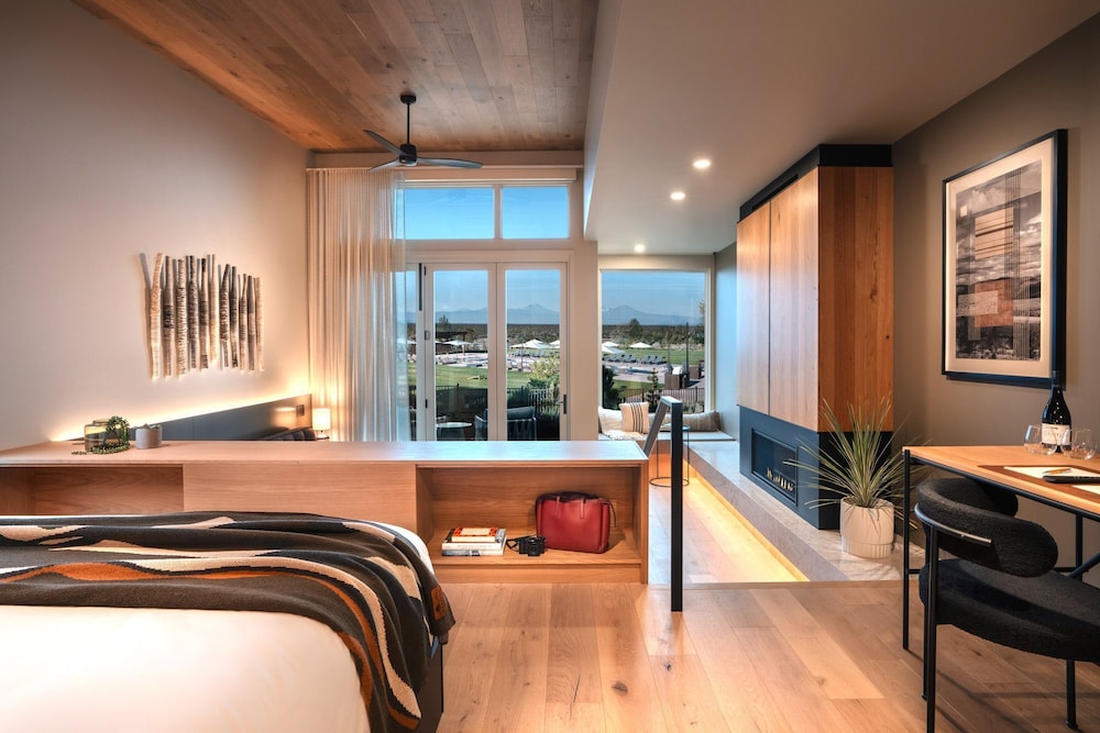 Deluxe Room, 1 King Bed (Cascade Bungalow (Adults Only - 21+)) photo 2
