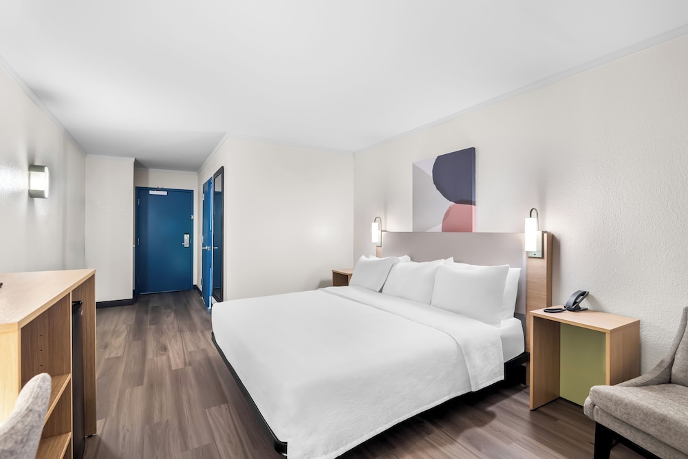 Room, 1 King Bed, Accessible (Mobility & Hearing, Roll-in Shower) - Photo 1