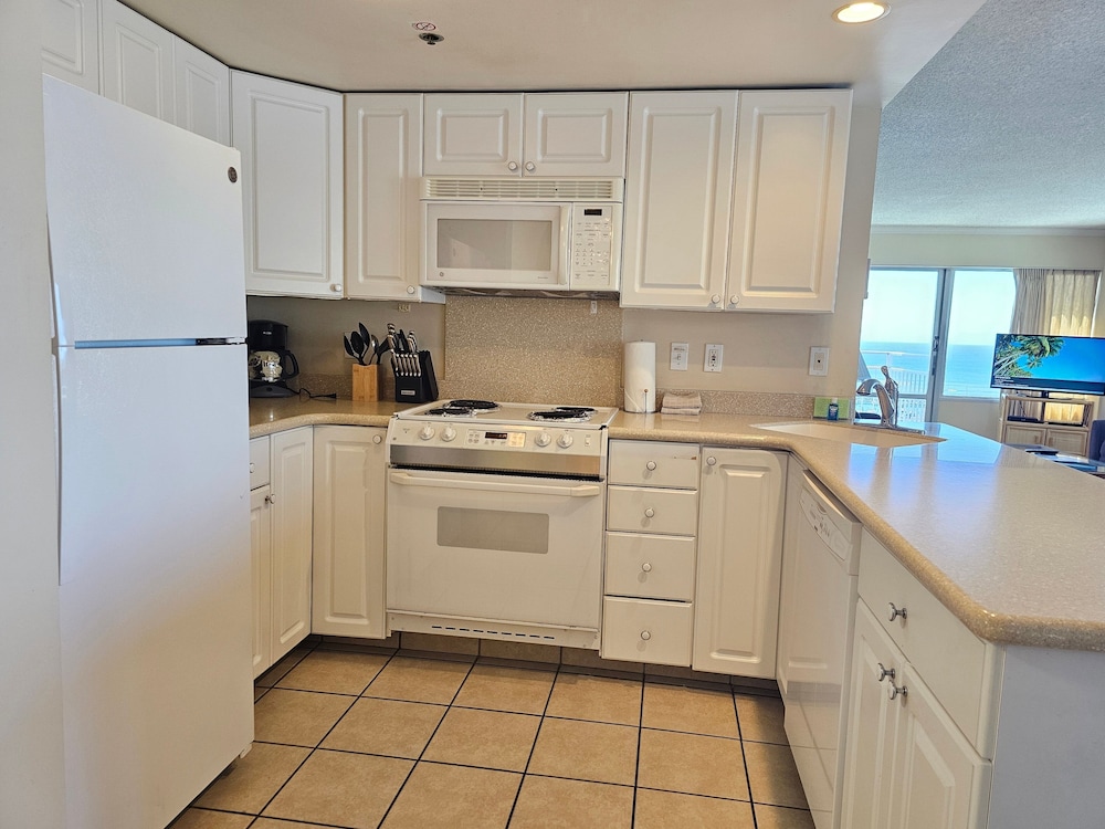 Ilikai Tower 943 Condo - Walk to the Beach, Shops & Restaurants! by RedAwning: Condo, 2 Bedrooms photo