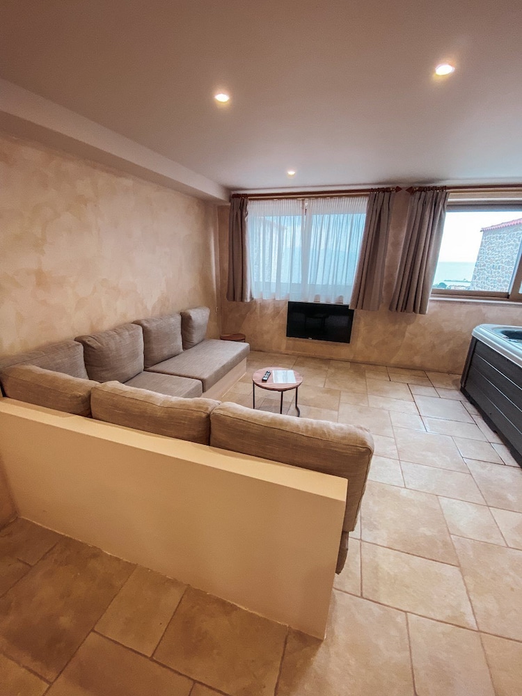 Luxury Suite, Hot Tub photo 3