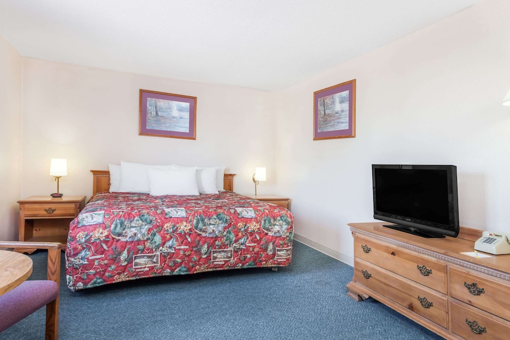 Standard Room, 1 King Bed - Photo 1