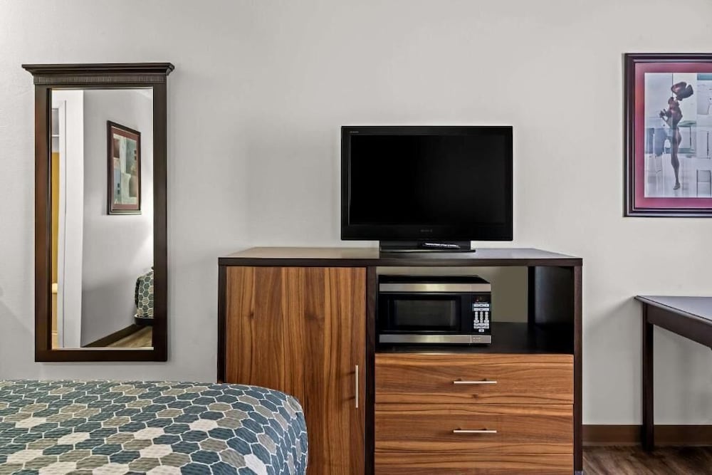 Standard Room, 1 King Bed, Accessible Bathtub, Non Smoking photo 1