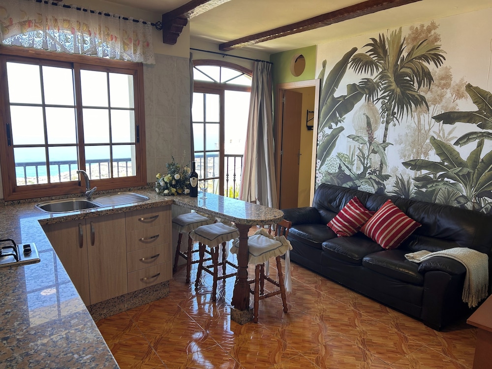Panoramic Apartment, 2 Bedrooms, Balcony, Sea View - Photo 1