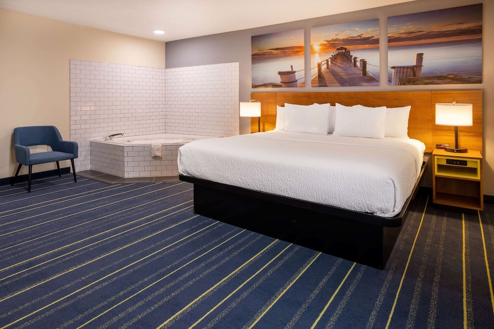 Deluxe Room, 1 Queen Bed, Non Smoking - Photo 3