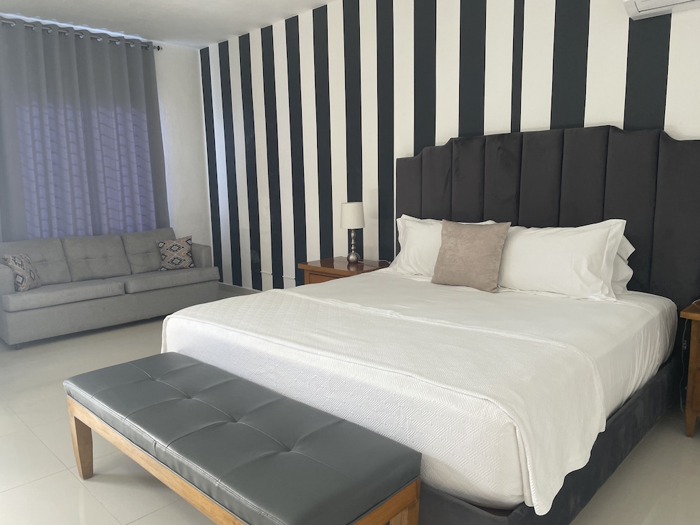 Deluxe Double Room, 1 King Bed, Courtyard View photo 2