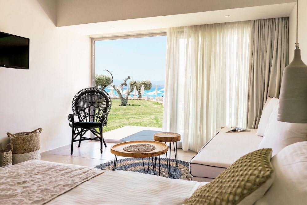Premium Beachfront Bungalow thumbnail 6