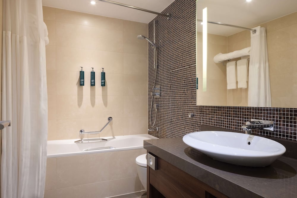 Executive Room, 1 King Bed, Corner - Photo 6