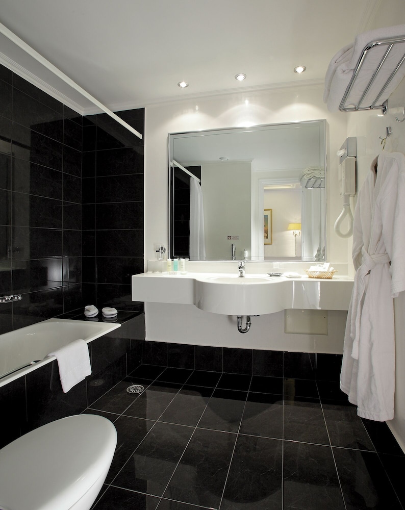 Standard Double Room thumbnail 6