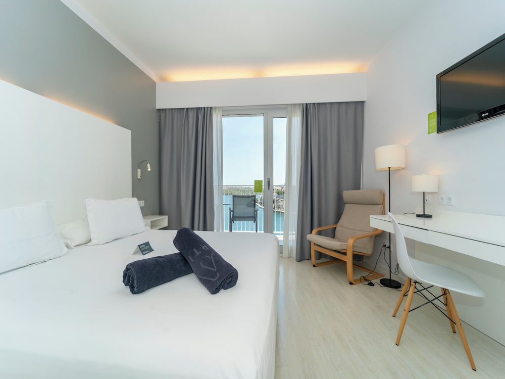 Premium Double Room Single Use, Sea View (& Pool view) - Photo 10