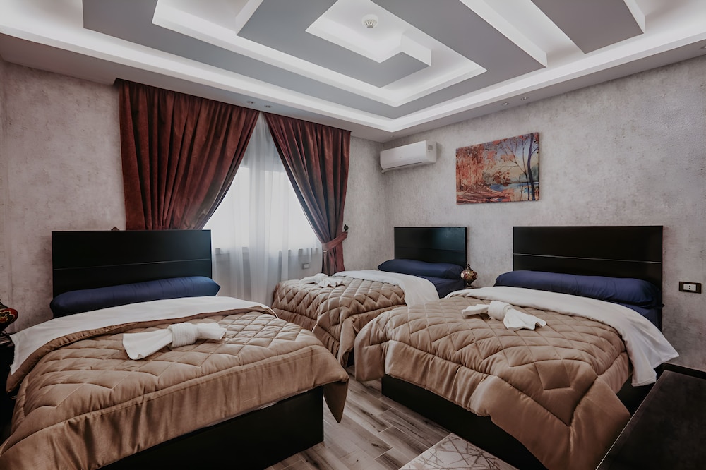 Deluxe 3 Bed Private Room Ensuite photo 1