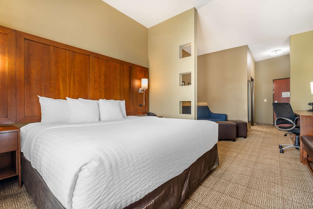 Suite, 1 Queen Bed with Sofa bed, Non Smoking - Photo 1