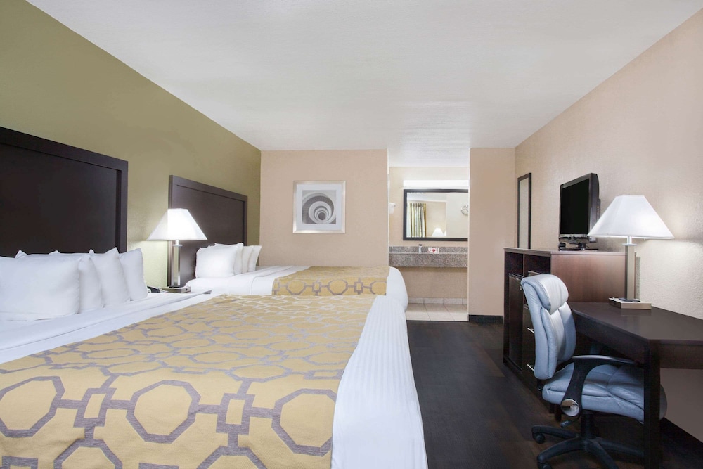 Room, Multiple Beds, Non Smoking (Oversize) photo 1