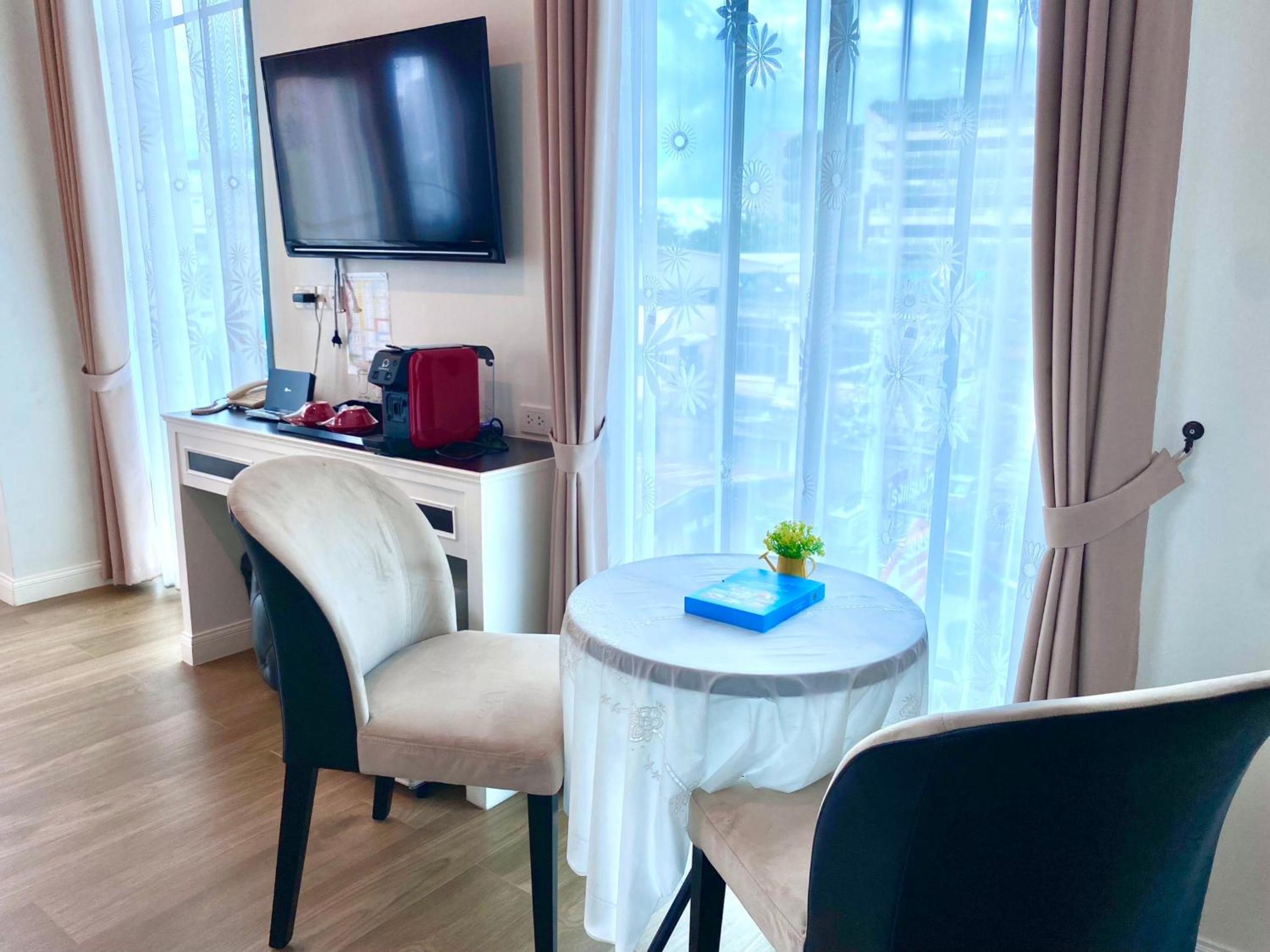 Double Room with Pool View - Photo 9